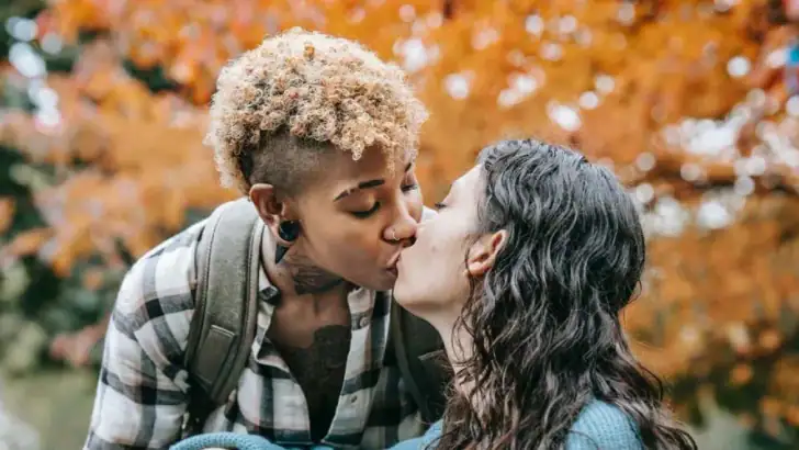 HER Lesbian, bi & queer dating feature graphic